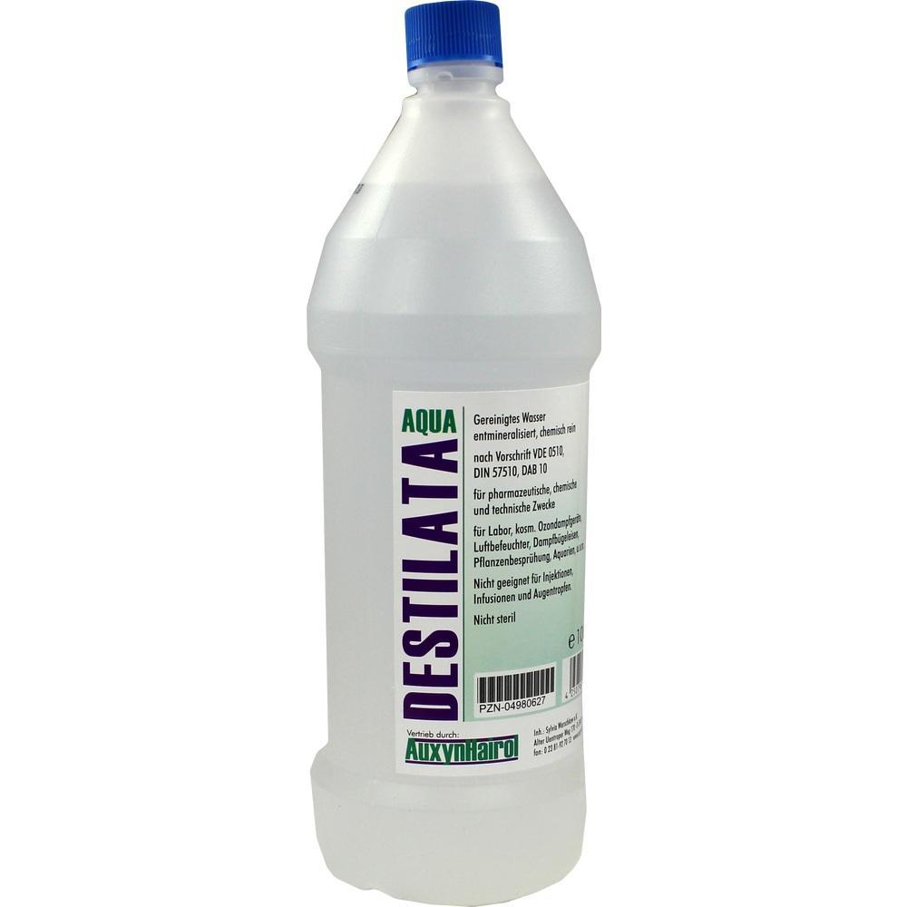 Eine Plastikflasche mit der Aufschrift "Destilliertes Wasser".